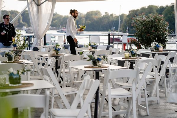 Sonnendeck Hochzeistlocation Dock10 Bestuhlung der Hochzeitslocation auf dem Sonnendeck von Dock10