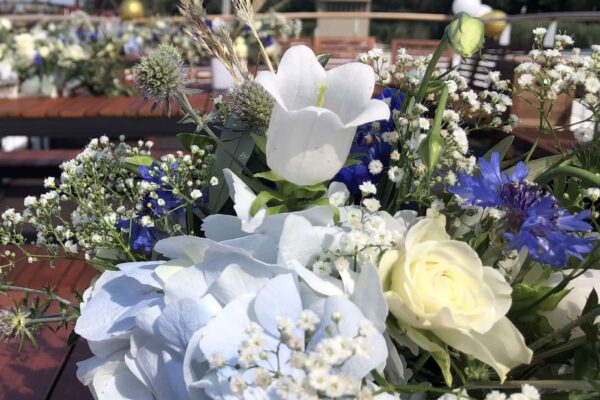 blumengesteck-weiss-blau