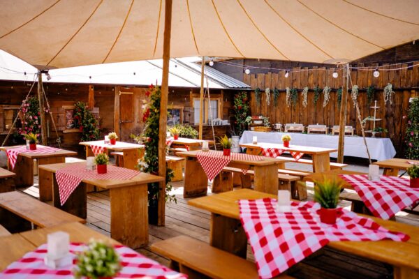 almhuette-berlin-buffet-biergartenlocation-friedrichshain