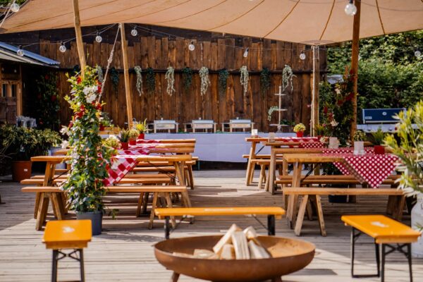 biergarten-eventlocation-berlin-mit-gondelhuette